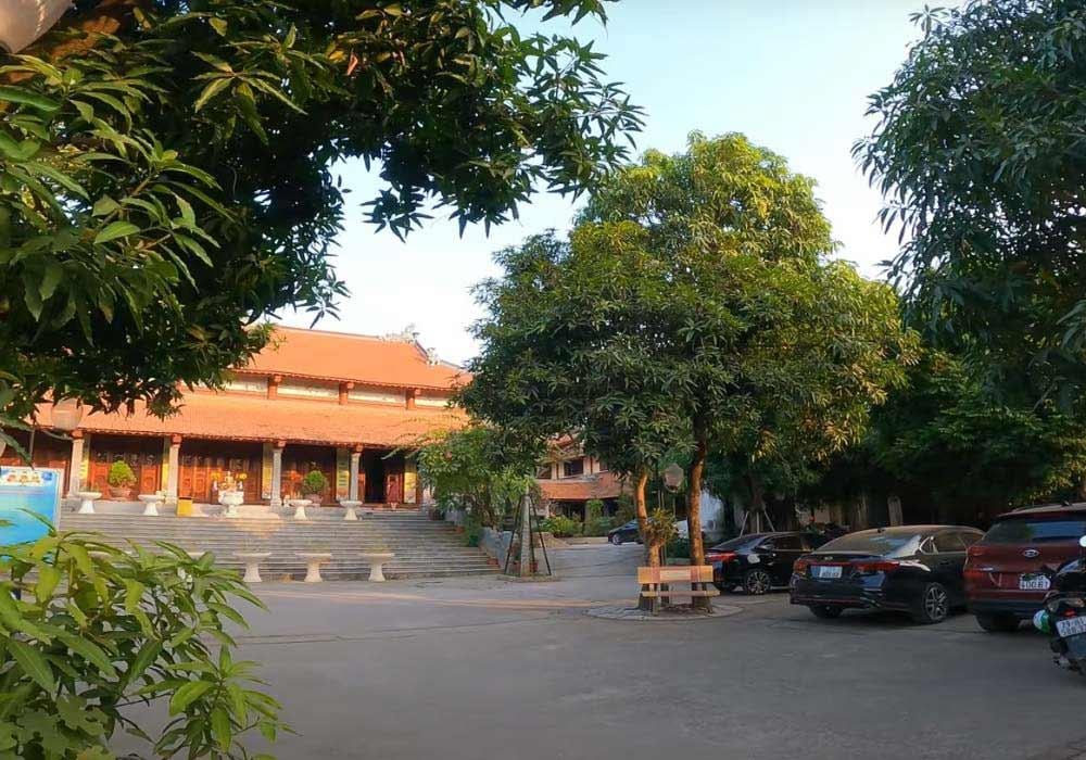 Khuôn viên chùa Pháp Vân có nhiều cây xanh tạo không khí trong lành, thoáng mát.